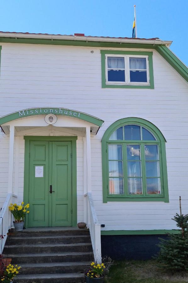Missionshuset Bed & Breakfast Sandhamn Bagian luar foto
