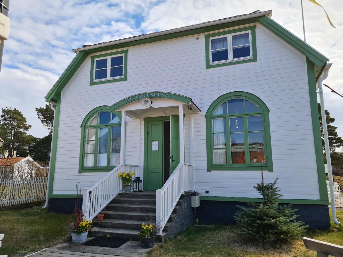 Missionshuset Bed & Breakfast Sandhamn Bagian luar foto