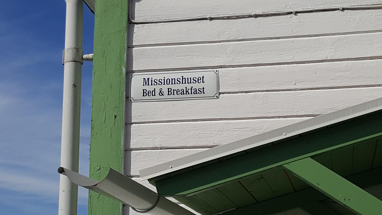 Missionshuset Bed & Breakfast Sandhamn Bagian luar foto
